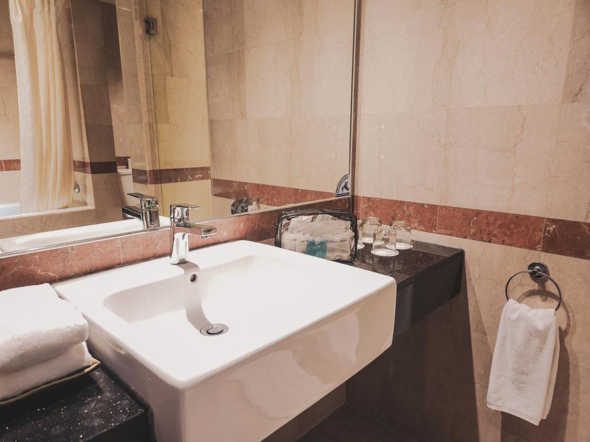 Ap Premier Batam Hotel Nagoya Buitenkant foto
